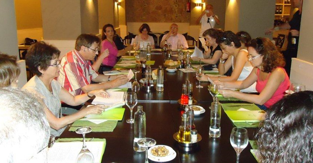 Reunión de trabajo de miembros de la red alrededor de una mesa