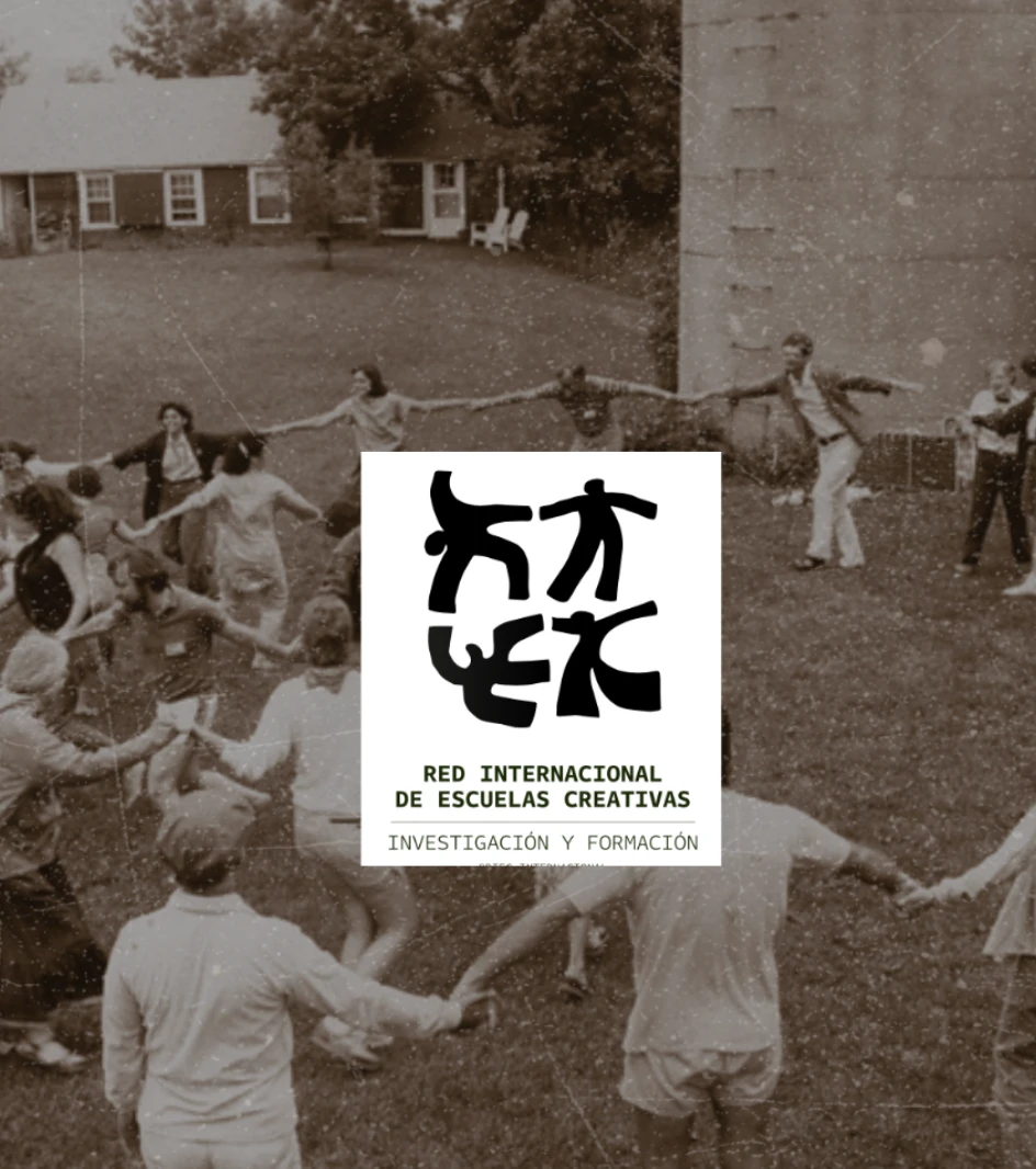 Fotografía en sepia de un corro de personas cogidas de la mano, con el logotipo de la Red Internacional de Escuelas Creativas
